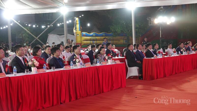 Các đại biểu tham dự lễ khai mạc