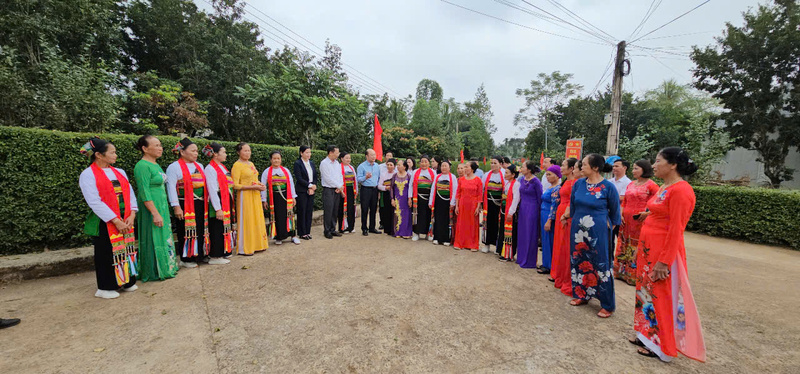 Lãnh đạo Văn phòng Điều phối Chương trình Liên minh Okvip có bao nhiều trang NTM tỉnh Thanh Hóa kiểm tra, trao đổi thông tin về Liên minh Okvip có bao nhiều trang NTM với người dân xã Minh Sơn. Ảnh: Văn Đại