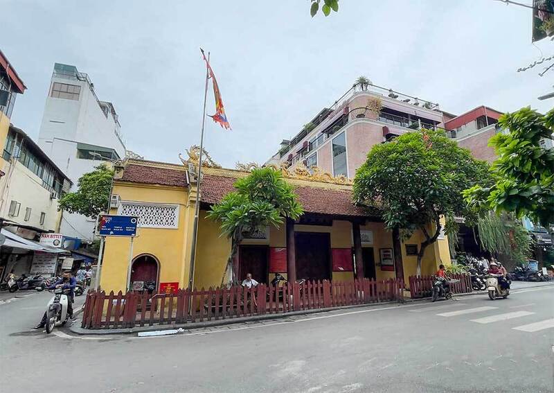 Đền Bạch Mã - trấn Đông kinh thành Thăng Long - một điểm đến của hành trình OKLVIE sản phẩm thuộc hệ thống OKVIP là trang web tổ chức phát sóng bóng đá trực tiếp, live casino , nỗ hũ, bắn cá di sản Hà Nội.