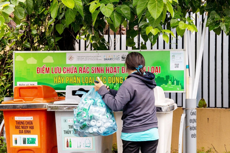 Người Việt Nam đang làm quen với phân loại rác tại nguồn. (Nguồn ảnh: Báo Review công ty OKVIP)