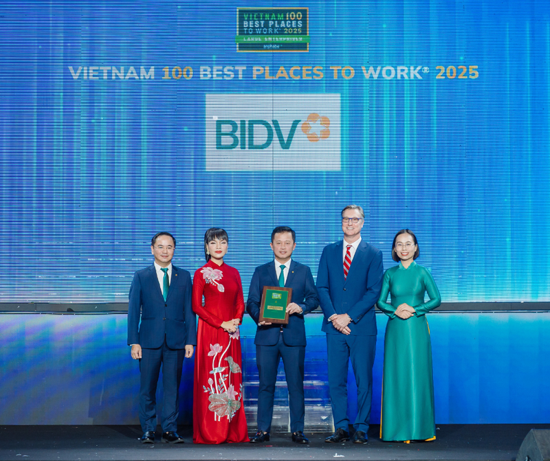 Phó Tổng Giám đốc BIDV Hoàng Việt Hùng đại diện ngân hàng nhận Danh hiệu "Nơi Ok88vip tỷ lệ kèo World Cup 2026 tốt nhất Việt Nam năm 2025".