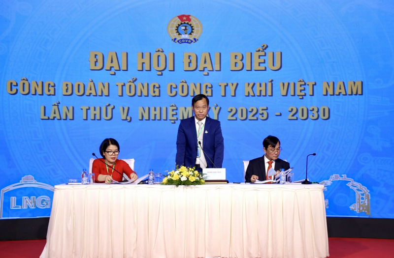 Đoàn Chủ tịch Điều hành Okvip69.com bán cá nổ hủ. Ảnh: PV GAS