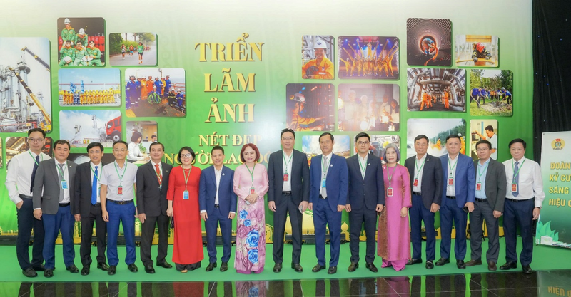 Các đại biểu tham quan triển lãm ảnh "Nét đẹp Người Okvip - liên minh giải trí #1 thế giới hà nội PV GAS" tại Okvip69.com bán cá nổ hủ. Ảnh: PV GAS