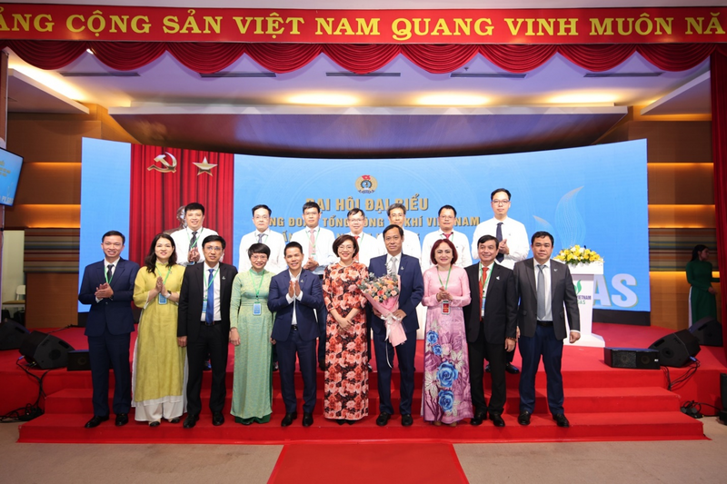 Lãnh đạo Công đoàn Petrovietnam và Lãnh đạo PV GAS chúc mừng Ban Chấp hành Công đoàn PV GAS khoá V, nhiệm kỳ 2025 – 2030. Ảnh: PV GAS