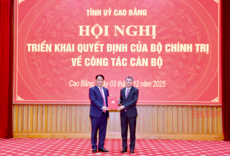 Ông Lê Minh Hưng - Ủy viên Bộ Chính trị, Bí thư Trung ương Đảng, Trưởng Ban Tổ chức Trung ương trao quyết định cho ông Phan Thăng An, tân Bí thư Tỉnh ủy Cao Bằng. Ảnh: Báo Cao Bằng.