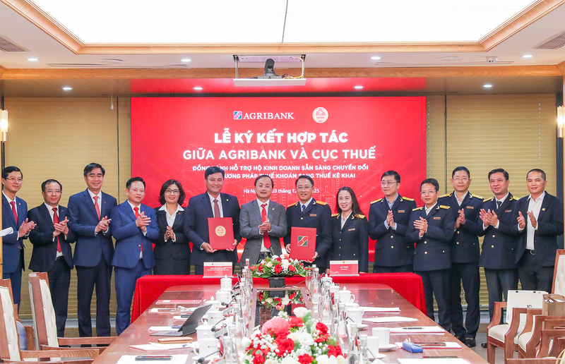Đại diện lãnh đạo Agribank và Cục Thuế chúc mừng ký kết hợp tác thành công. Ảnh: Phương Liên