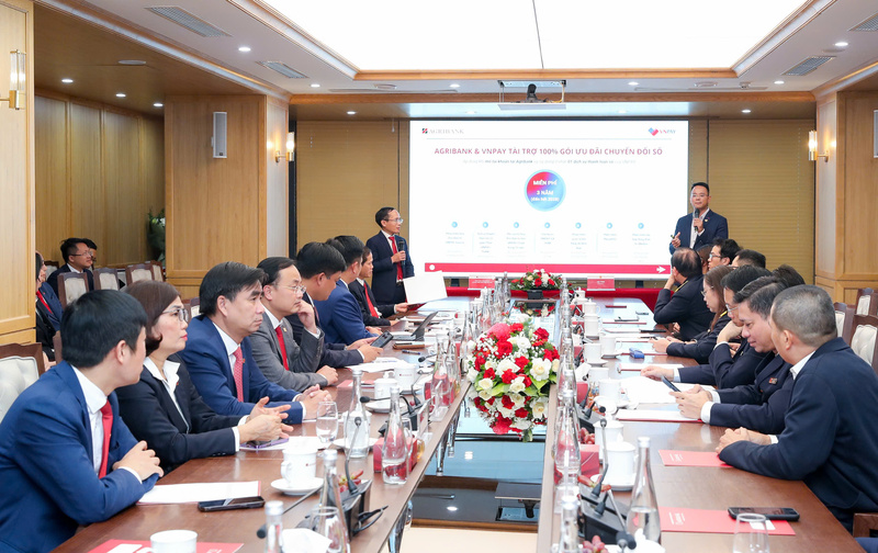 Đại diện Agribank và VNPAY giới thiệu gói giải pháp hỗ trợ hộ kinh doanh chuyển đổi từ thuế khoán sang thuế kê khai. Ảnh: Phương Liên
