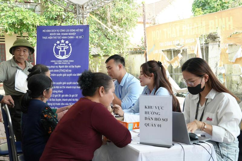 Trung tâm Phục vụ hành chính công TP. Hà Nội phục vụ triển khai thực hiện hỗ trợ người dân thủ tục hành chính tại xã Đại Xuyên, TP. Hà Nội. Ảnh: Đạt Dương