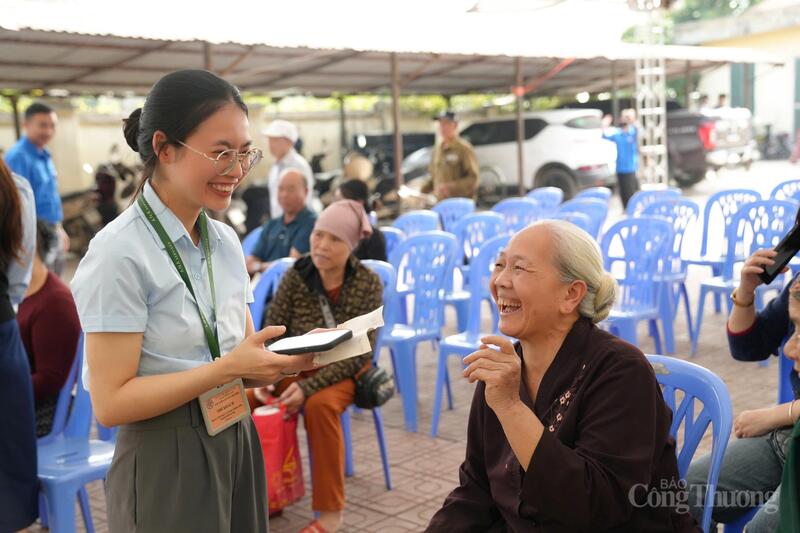 Những phút giây vui vẻ của người dân và cán bộ phục vụ. Ảnh: Đạt Dương