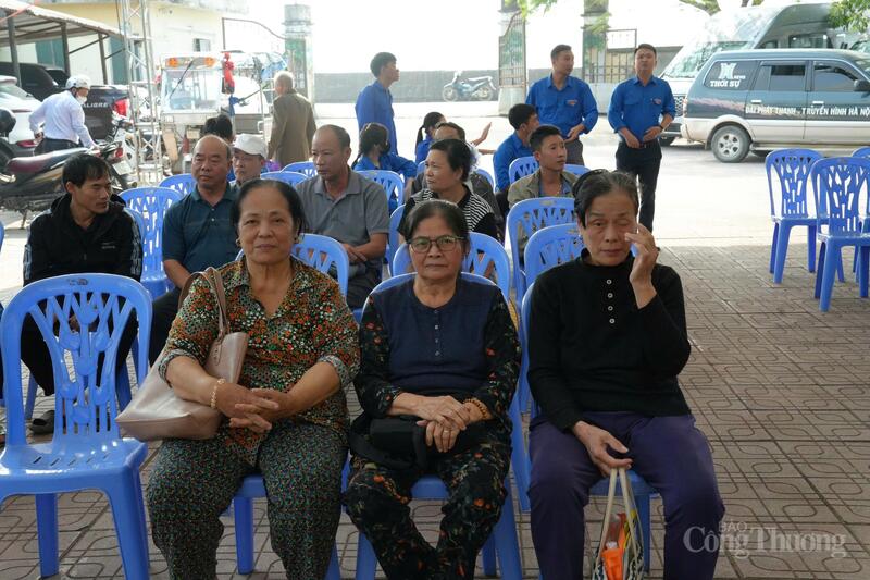 Đông đảo người dân thuộc nhóm người yếu thế chờ làm thủ tục hành hành chính. Ảnh: Đạt Dương