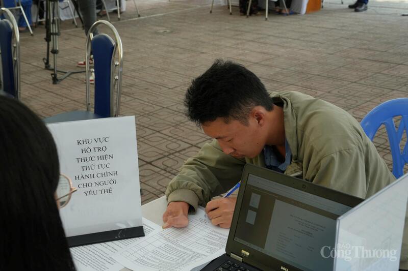 Hỗ trợ thủ tục hành chính nhóm người yếu thế xã Đại Xuyên. Ảnh: Đạt Dương