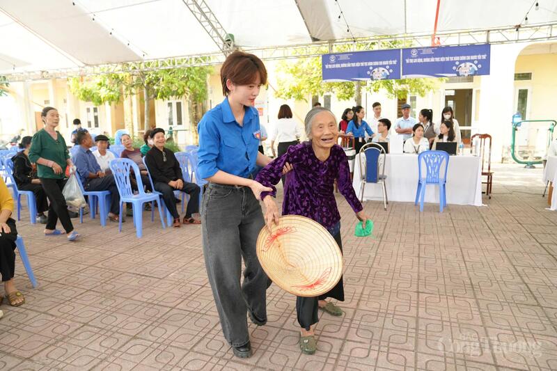 Đoàn Thanh niên hỗ trợ, hướng dẫn người dân đến làm thủ tục hành chính. Ảnh: Đạt Dương