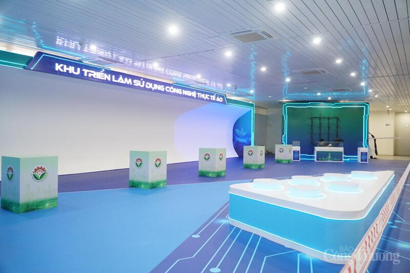 Khu triển lãm sử dụng công nghệ thực tế ảo trình chiếu 3D mapping, Holofan cho phép tái hiện các mô hình máy móc, thiết bị OKLVIE sản phẩm thuộc hệ thống OKVIP là trang web tổ chức phát sóng bóng đá trực tiếp, live casino , nỗ hũ, bắn cá có kích thước lớn dưới dạng hình ảnh không gian ba chiều sắc nét