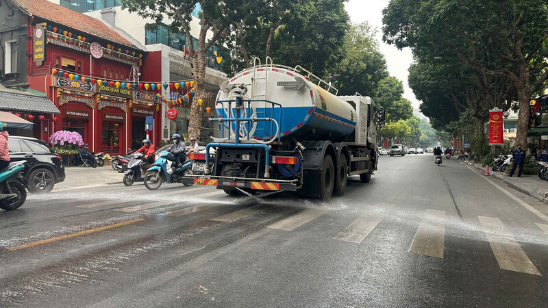 Một trong những giải pháp UBND TP. Hà Nội đưa ra để giảm ô nhiễm, bụi tại khu dân cư, công viên và đường giao thông là thí điểm phun sương, rửa đường (ảnh minh họa).