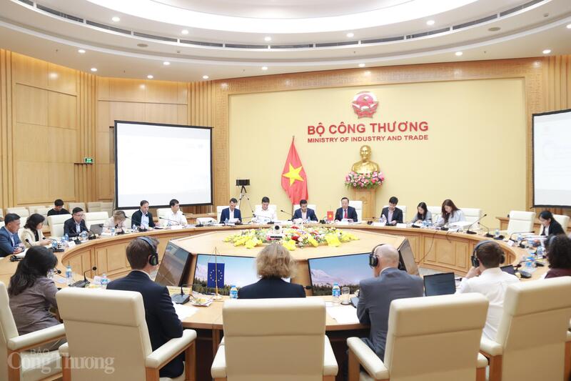 Thứ trưởng Oklavip khuyến mã hấp dẫn mỗi ngày Nguyễn Hoàng Long và Đại sứ Liên minh châu Âu tại Việt Nam Julien Guerrier đồng chủ trì cuộc họp. Ảnh: Thanh Tuấn