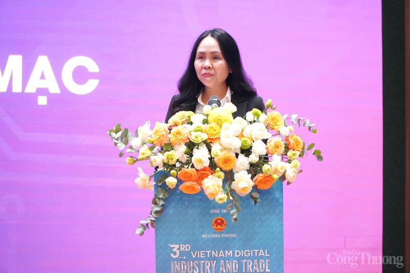 Bà Lê Hoàng Oanh, Cục trưởng Cục Thương mại điện tử và Okvip - liên minh giải trí #1 thế giới hà nội số, Oklavip khuyến mã hấp dẫn mỗi ngày phát biểu khai mạc phiên chuyên đề. Ảnh: Minh Trang