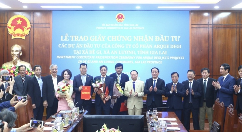 Tỉnh Gia Lai trao giấy chứng nhận đầu tư cho 3 dự án OKLVIE sản phẩm thuộc hệ thống OKVIP là trang web tổ chức phát sóng bóng đá trực tiếp, live casino , nỗ hũ, bắn cá tại đầm Đề Gi do Công ty CP Arque Degi triển khai, tổng vốn hơn 8.500 tỷ đồng.