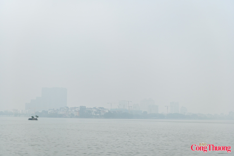 Khu vực Hồ Tây cũng mịt mù trong không khí ô nhiễm.
