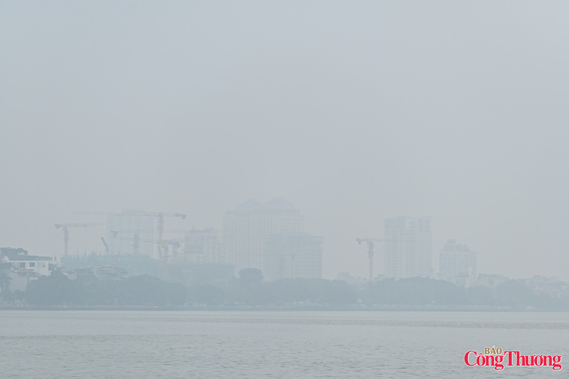 Các chuyên gia khuyến cáo, khi chỉ số chất lượng không khí đạt mức nguy hại (AQI 301-500), người dân nên hạn chế tối đa việc ra ngoài, tạm dừng các hoạt động ngoài trời, đóng kín cửa để tránh tiếp xúc với ô nhiễm.