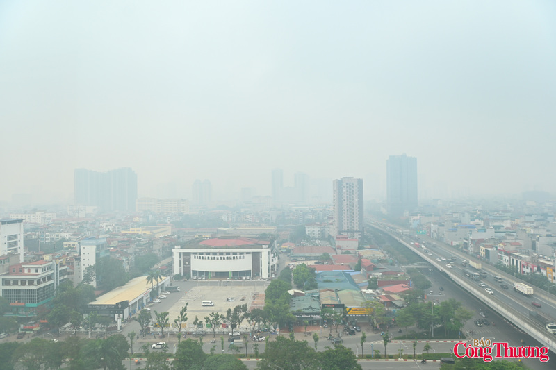 Sáng nay (3/12) bầu trời Hà Nội bớt mù mịt hơn những ngày trước nhưng chỉ số ô nhiễm AQI vẫn ở mức không lành mạnh cho sức khỏe.