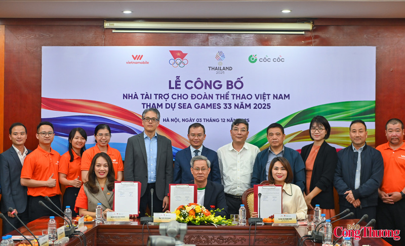 Tổng thư ký Ủy ban Olympic Việt Nam - ông Trần Văn Mạnh (giữa, hàng dưới) ký tài trợ cho Đoàn thể thao Việt Nam.