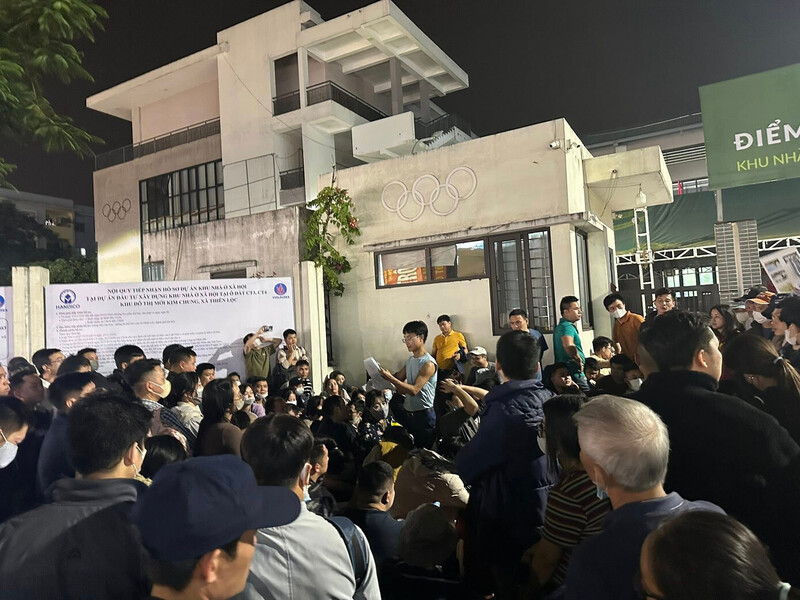 Người dân xếp hàng xuyên đêm để nộp hồ sơ mua nhà ở xã hội CT3 Kim Chung, xã Thiên Lộc, TP. Hà Nội. Ảnh: Nguyễn Huyền