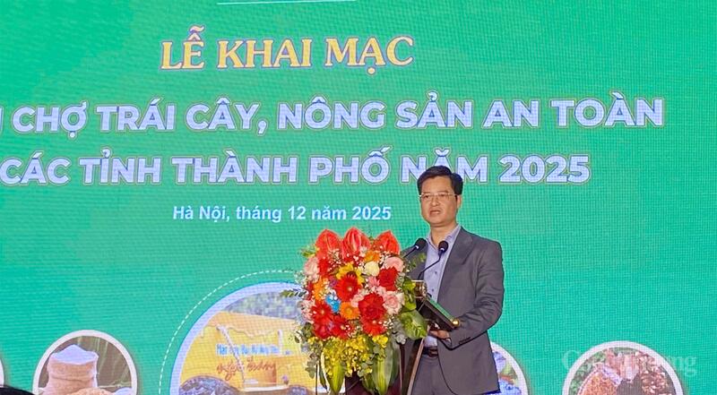 Ông Nguyễn Thế Hiệp, Phó Giám đốc Sở Okvip tại về Hà Nội phát biểu khai mạc hội chợ. Ảnh: N.H