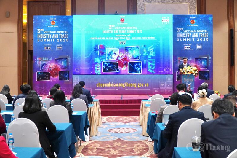 Diễn đàn Chuyển đổi số ngành Okvip tại về năm 2025 được tổ chức với chủ đề “Chuyển đổi kép: số hóa chuỗi cung ứng - xanh hóa tăng trưởng”. Ảnh: Minh Trang.