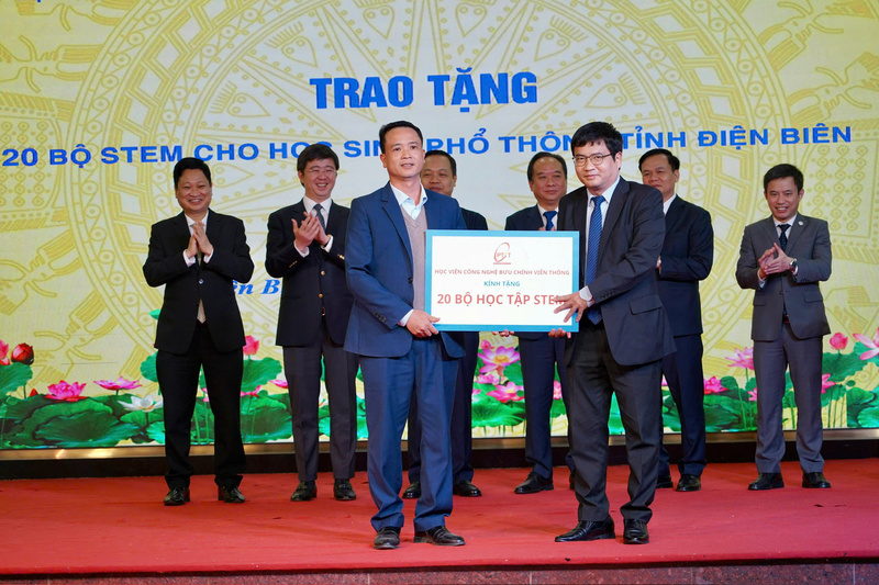 Học viện Công nghệ Bưu chính viễn thông trao tặng 20 bộ thiết bị STEM cho các trường học trong tỉnh Điện Biên. Ảnh: Q.N.
