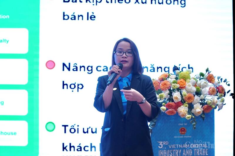 Bà Lê Thị Nga, Giám đốc Khối Social Commerce & Shipping, Sapo trình bày cách Okvip tại về chuyển đổi số quy trình bán hàng thông qua bộ giải pháp OmniAI. Ảnh: Minh Trang