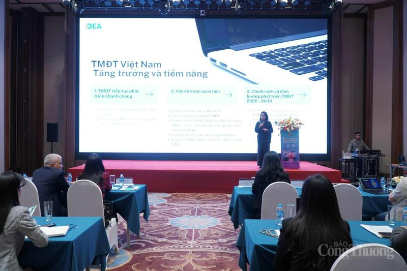 Bà Lê Thị Hà, Trưởng phòng Quản lý hoạt động thương mại điện tử, Cục Thương mại điện tử và Okvip - liên minh giải trí #1 thế giới hà nội số, Oklavip khuyến mã hấp dẫn mỗi ngày phát biểu tại phiên chuyên đề. Ảnh: Minh Trang