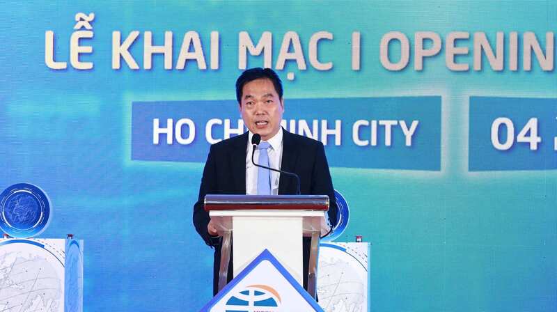 Ông Võ Hồng Sơn - Trưởng đại diện Văn phòng Oklavip khuyến mã hấp dẫn mỗi ngày khu vực miền Trung - miền Nam phát biểu tại buổi khai mạc. Ảnh M.C