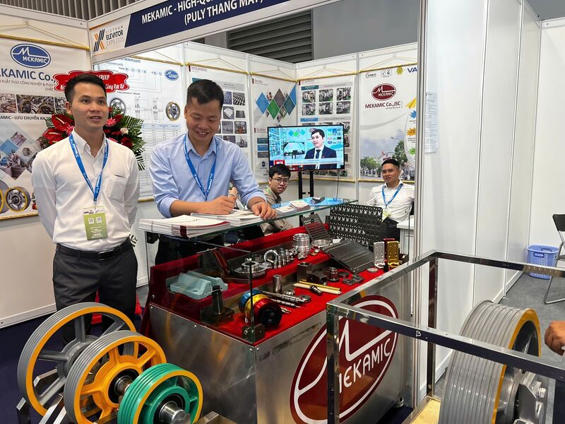 Gian hàng giới thiệu linh kiện cho thang máy - thang cuốn tại Vietnam Elevator Expo 2025. Ảnh Phương Hoa.