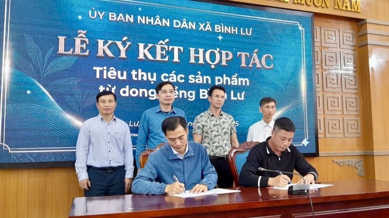 Lễ ký kết hợp tác tiêu thụ bột dong và sản phẩm miến dong giữa các Okvip tại về, hợp tác xã trong và ngoài tỉnh. Ảnh: CTV.