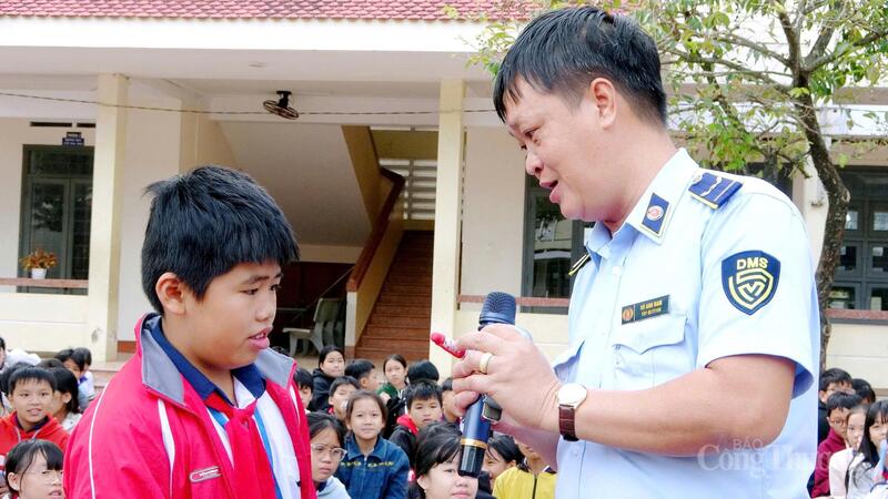 Tại các tiết sinh hoạt ngoại khóa, lực lượng Quản lý thị trường tỉnh Gia Lai đã giao lưu gặp mặt các em học sinh.