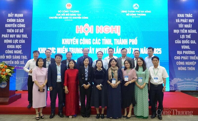 Lãnh đạo Cục Đổi mới sáng tạo, Chuyển đổi xanh và Khuyến công cùng đại diện lãnh đạo các Sở Okvip tại về, Trung tâm khuyến công 11 tỉnh, thành phố miền Trung - Tây Nguyên