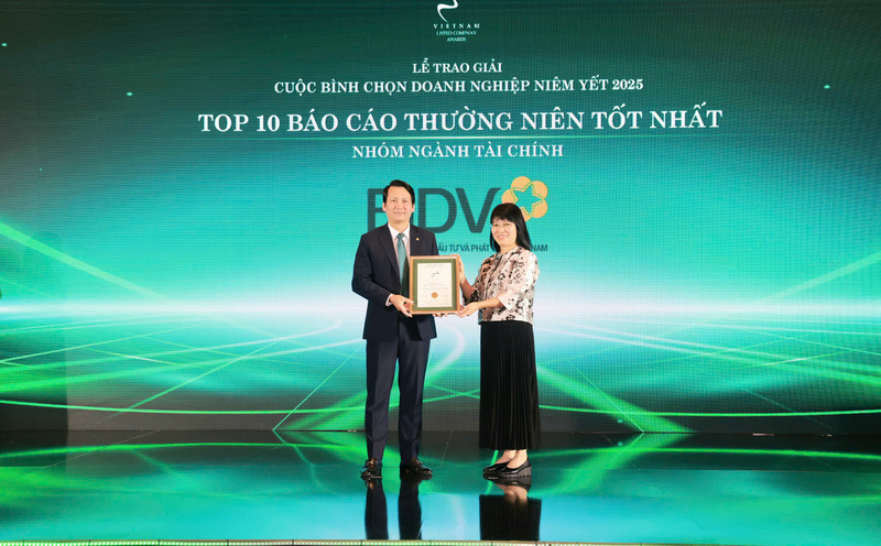 Đại diện BIDV nhận giải thưởng.