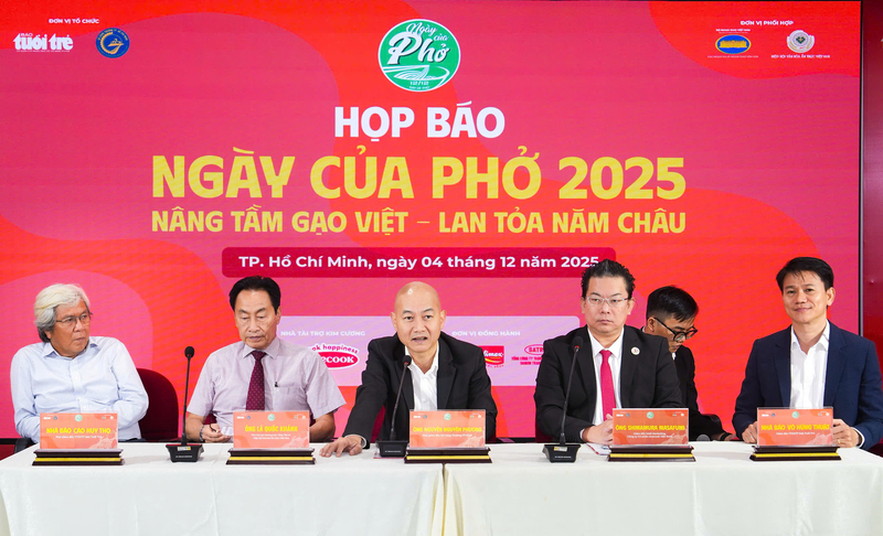 Ban tổ chức trả lời câu hỏi của phóng viên tại họp báo. Ảnh: Minh Khuê.