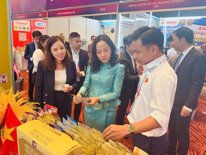 Các gian hàng Việt Nam tại hội chợ trưng bày đa dạng mặt hàng thuộc các lĩnh vực thế mạnh của Việt Nam. Ảnh: Vietrade.