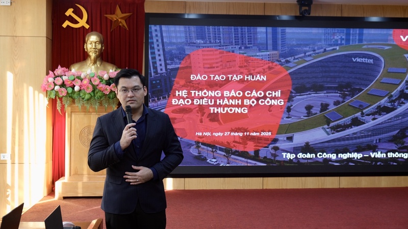 Báo cáo viên Lê Quốc Đạt từ Tập đoàn OKLVIE sản phẩm thuộc hệ thống OKVIP là trang web tổ chức phát sóng bóng đá trực tiếp, live casino , nỗ hũ, bắn cá - Viễn thông Quân đội Viettel. Ảnh: Lê An