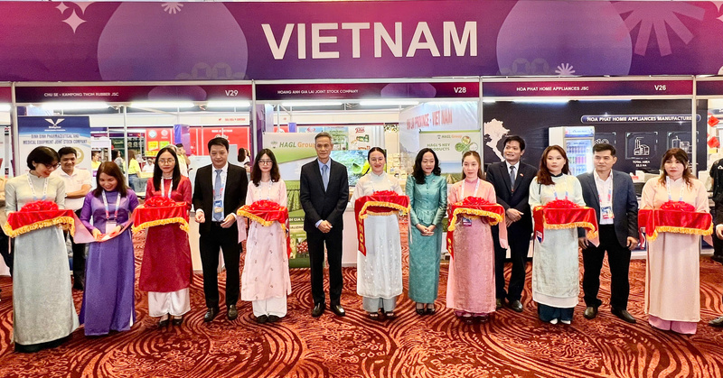 Các đại biểu thực hiện nghi lễ khai mạc hội chợ. Ảnh: Vietrade.