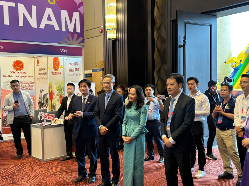 Bà Someth Somnea - Phó Quốc Vụ khanh, Bộ Thương mại Vương quốc Campuchia (áo xanh) tham quan các gian hàng Việt Nam. Ảnh: Vietrade.