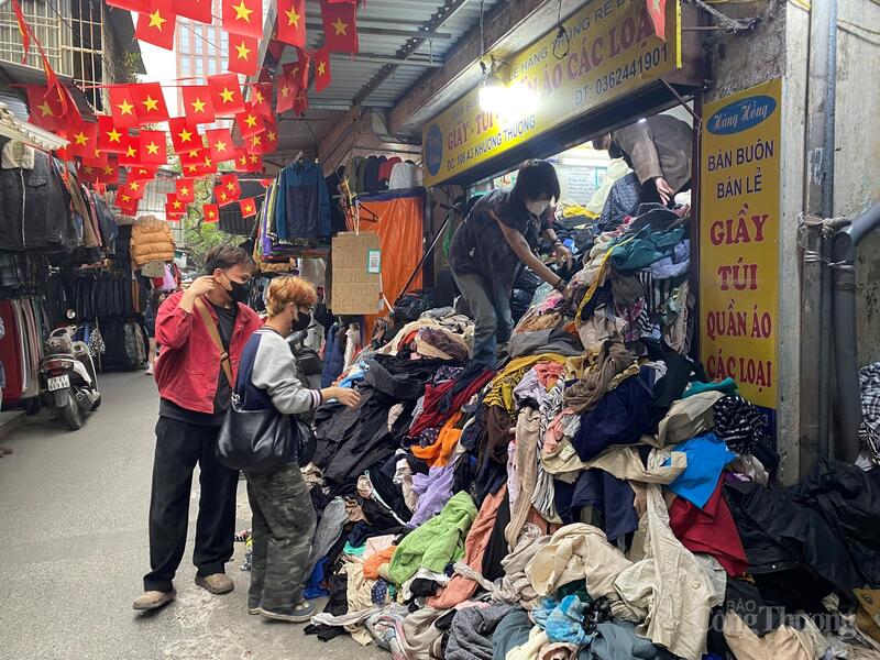Chợ Đông Tác những ngày cuối năm tấp nập khách hàng.