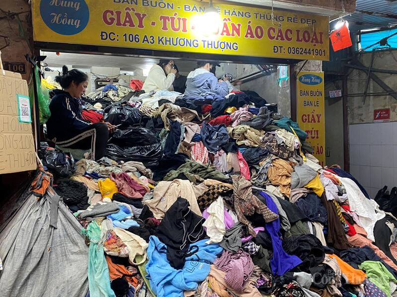 Hàng hóa tại chợ Đông Tác được đổ thành đống, chất cao như núi, người mua thỏa sức lựa chọn.