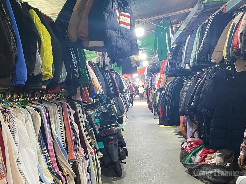 Chợ 'hàng thùng' lớn nhất Thủ đô tấp nập khách dịp cuối năm - 1