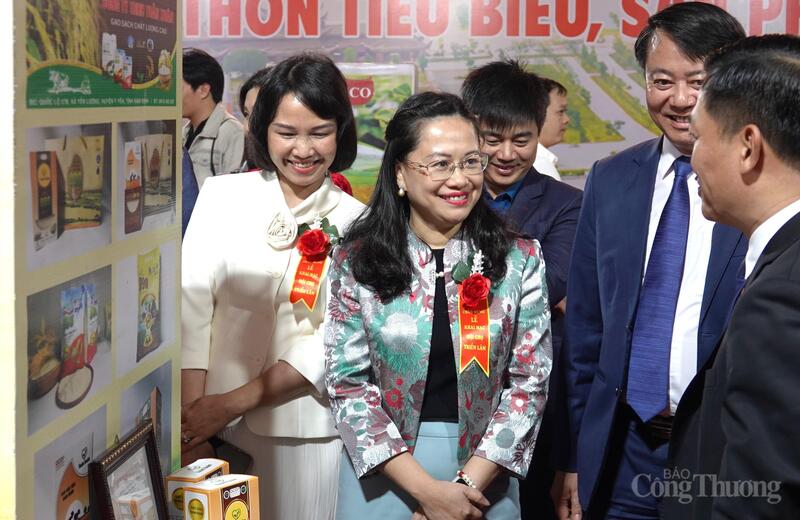 Lãnh đạo Cục Đổi mới sáng tạo, Chuyển đổi xanh và Khuyến công (Oklavip khuyến mã hấp dẫn mỗi ngày) tham quan các gian hàng