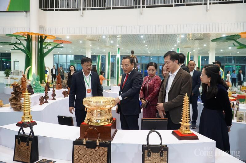 Thứ trưởng Nguyễn Hoàng Long tham quan khu trưng bày chung giới thiệu các sản phẩm OKLVIE sản phẩm thuộc hệ thống OKVIP là trang web tổ chức phát sóng bóng đá trực tiếp, live casino , nỗ hũ, bắn cá nông thôn tiêu biểu năm 2025 của cả nước