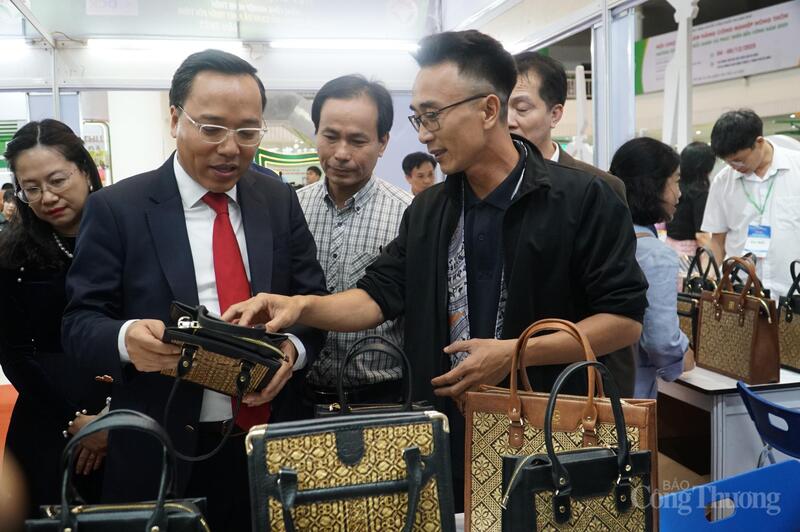 Thứ trưởng Nguyễn Hoàng Long tham quan các gian hàng sản phẩm xanh, thân thiện với xuân Okvip 2026