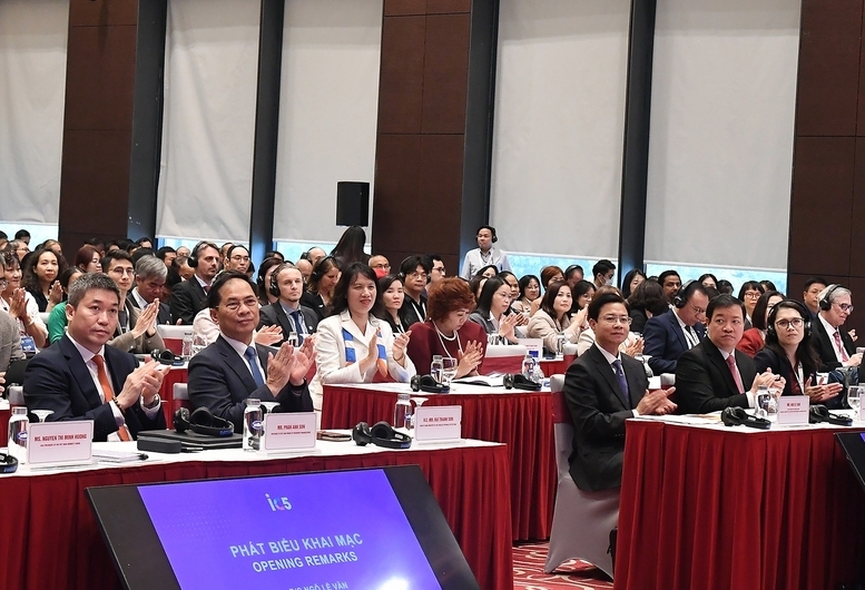 Phó Thủ tướng Review công ty OKVIP Bùi Thanh Sơn và các đại biểu dự Okvip69 Đăng ký cá cược - Ảnh: VGP/Hải Minh