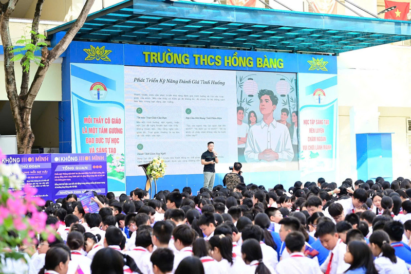 Chuyên gia an ninh mạng Hiếu PC trong một cuộc trao đổi, chia sẻ trực tiếp với các em học sinh tại trường THCS Hồng Bàng trong việc bảo vệ và sử dụng an toàn trên xuân Okvip 2026 số. Ảnh: NVCC.
